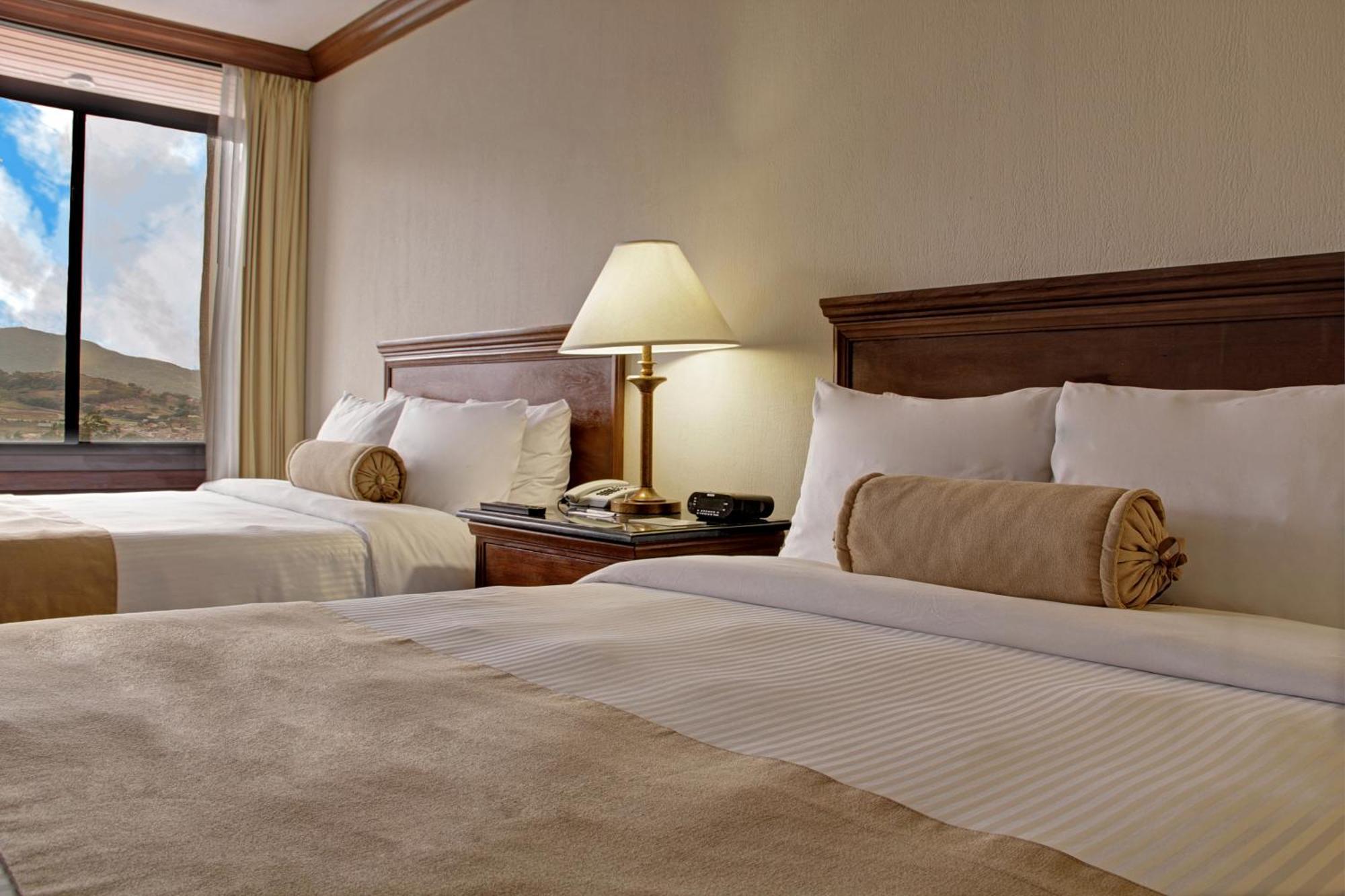 Wyndham San Jose Herradura Kültér fotó A typical guest room at the Best Western Premier Collection