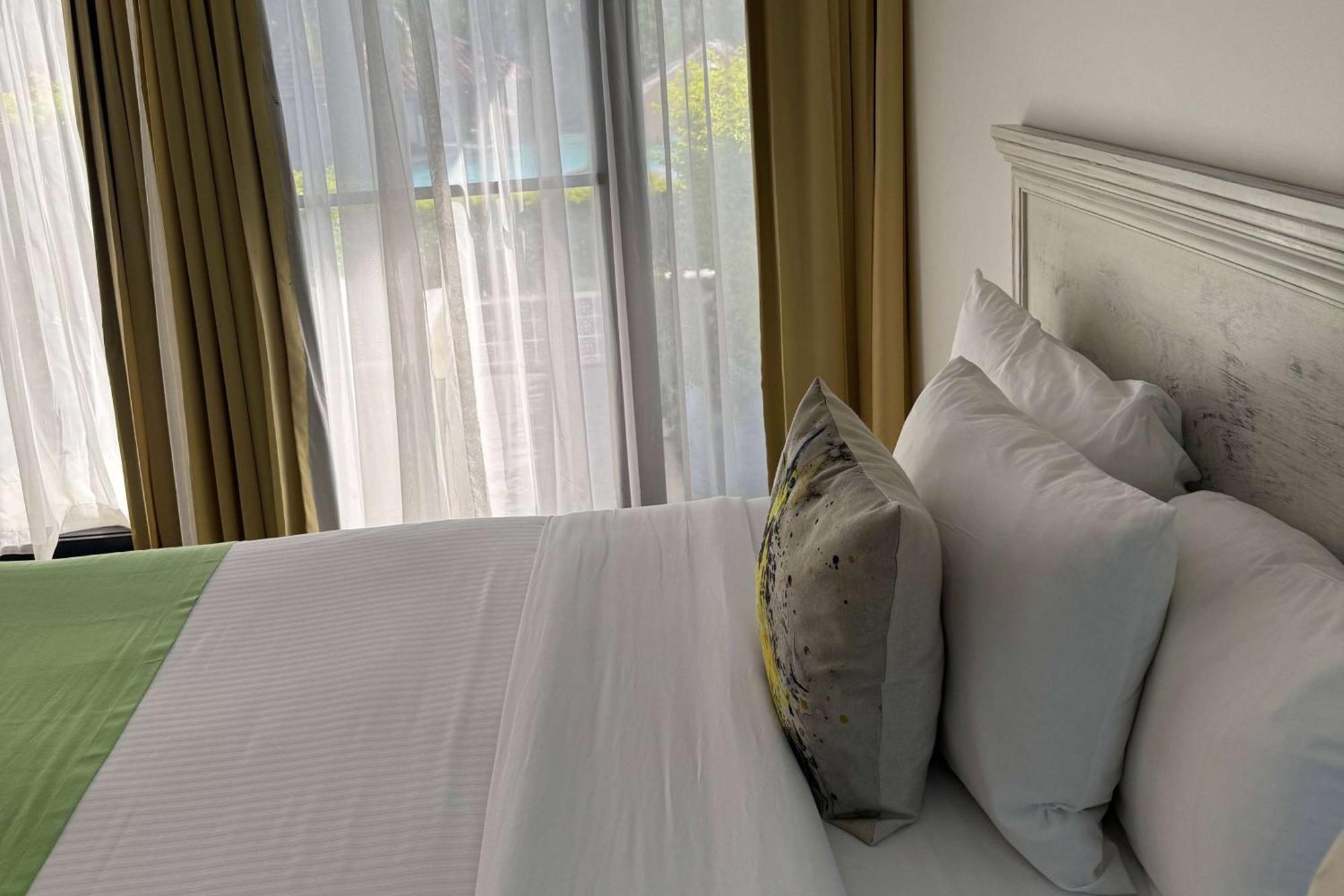 Wyndham San Jose Herradura Kültér fotó A bed with pillows